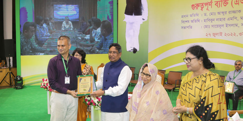 Award Receiving AR Tarim