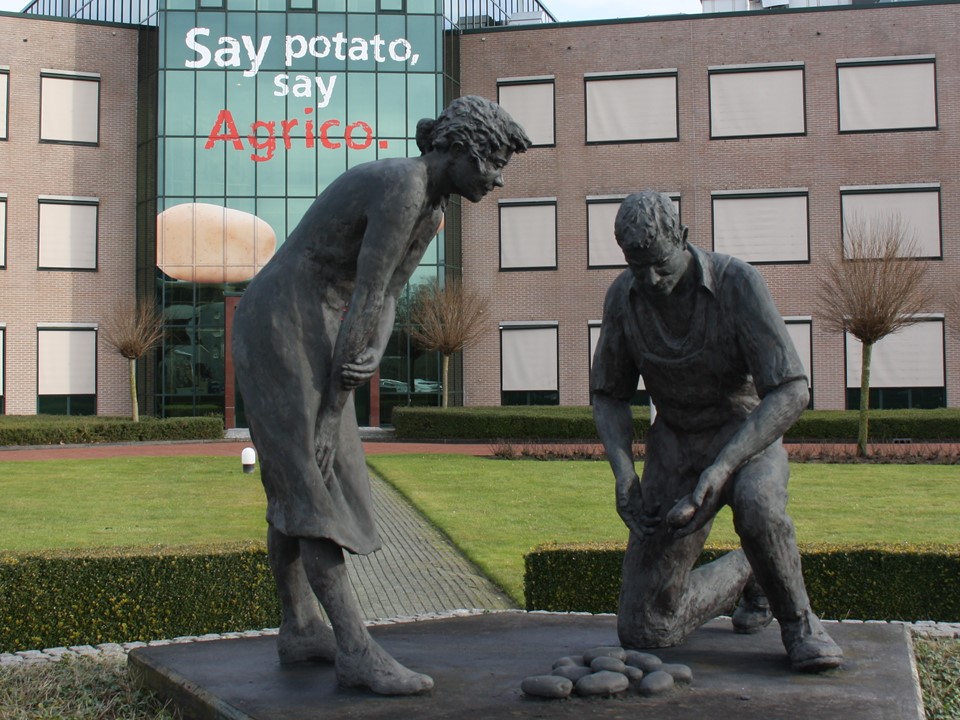Agrico_headquarter_front_statue